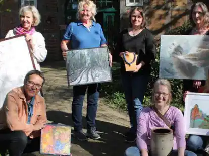 Freuen sich auf die neue Ausstellung in der Galerie.4: (hinten von links) Gertje Kollmann, Swanny Beukema, Ebke B&uuml;hring, Petra Timmas, (vorn von links) Anne Hollmann, Margret Ewert und Claudia Schlenger