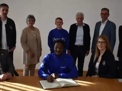 In das &bdquo;Goldene Buch&ldquo; trugen sich ein (v.l.) B&uuml;rgermeister H&ouml;ffmann, Chef-Trainer Meikel Sch&ouml;nweitz, Ausschuss-Vorsitzende Birgit Werner, Trainer Benito Olenski, Team-Mitglied Wouter de Vroome, Eugen Gehlenborg, Jessica Ewald (Team-Managerin), Franz-Josef Behrens und Reinhard Sch&ouml;ning (beide Orga-Team).