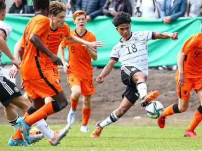 Stand diesmal in der Startelf: Tiago Poller (Nummer 18), hier im ersten Spiel gegen die Niederlande, in das er eingewechselt worden war.