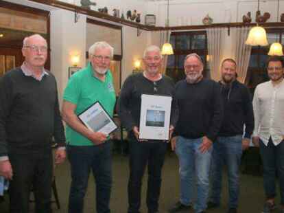 Die neue Vorstandsriege des Wangerooger Yacht-Clubs: Finn Vahl, Holger Herweg und Gerd Gerdes (von rechts). Links der kommissarische Vorstand Bernd Stramm, Theo Kruse und Torsten Zoeke.
