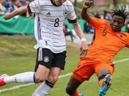 Ben Weber (links, hier im Zweikampf mit Lucas Jetten)  hatte die erste gute deutsche Chance. 