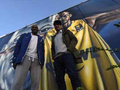 Ein gro&szlig;es Wandgem&auml;lde hat Rickey Paulding &ndash; im Bild links mit K&uuml;nstler Florian Munzel &ndash; seit 2016 schon. Weitere Ehrungen folgen, aber keine Ehrenb&uuml;rgerschaft.