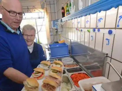 Haben 20 verschiedene Fischbr&ouml;tchen am Start: Albert Janssen und seine Mutter Wilma im Ladengesch&auml;ft in Fahne.