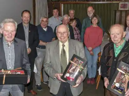 Als Bezirksvorsteher verabschiedet wurden (vorne von links) Friedrich K&ouml;hne, Hans Rautenberg und Johann Meinen.