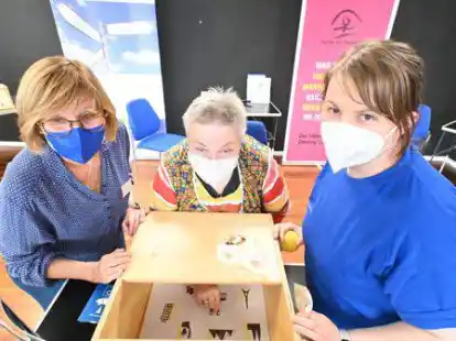 Begleiten den Mitmach-Parcours: Dagmar Bunge-K&ouml;pping (links), Mitarbeiterin vom Senioren- und Pflegest&uuml;tzpunkt der Stadt Oldenburg, Karin Bold (Mitte), ehrenamtliche Helferin und Stephanie Groh (rechts), Sozialarbeiterin im Anerkennungsjahr.