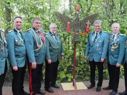 Der Vorstand der Sch&uuml;tzenbruderschaft Markhausen aus Karsten Hespe (von links), Hermann Kuper, Theo Raker, Aloys B&auml;ker, J&uuml;rgen Meyer, Markus Schlangen und Werner M&uuml;ller pr&auml;sentiert den Adler f&uuml;r das Kaiserschie&szlig;en.