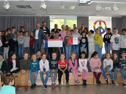 Preisvergabe: Die Verantwortlichen der Stadt und der Politik begl&uuml;ckw&uuml;nschten die Preistr&auml;ger.