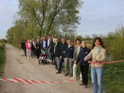 Dr. Elisabeth Ahmels und die Rotarier Jever-Jeverland er&ouml;ffneten die neue Obstbaum-Allee am Verbindungsweg Pakens-Hooksiel.