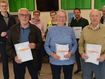 Dennis Stolle (links), Vorsitzender des TSV Hoyerswege, &uuml;berreichte Urkunden an die Sportabzeichen-Absolventen des Vereins. Gerold Otte (vorne, von links), Elke Brodowsky und Ewald Clau&szlig;en sowie Heike Wehrenberg (hinten, von links), Renate Stolle, Michael Freiberg und J&uuml;rgen Ruge kommen auf 20 Sportabzeichen und deutlich mehr.