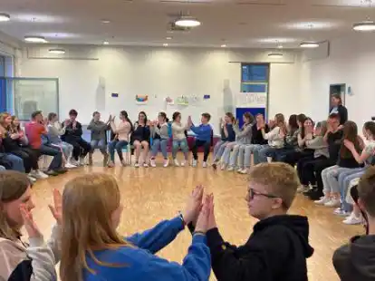 Bei Kennenlernspielen kamen sich im Blockhaus Ahlhorn die Sch&uuml;lerinnen und Sch&uuml;ler aus sechs Nationen n&auml;her.