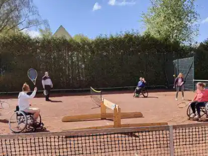 Beim Saisonauftakt der Tennisabteilung des Elsflether Turnerbunds (ETB) probierten die Mitglieder und G&auml;ste aus, wie Tennisspielen im Rollstuhl oder sogar blind funktionieren kann.