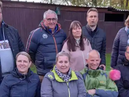 Freuen sich auf ihre Auff&uuml;hrung unter freiem Himmel: Die Darsteller der Speelkoppel Wahnbek.