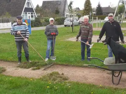 Brachten den Mehrgenerationensplatz in Str&uuml;cklingen auf Vordermann (von links): Kurt Schulte, Klaus-Dieter Hartwiger, Heini Wallschlag und Ludger Mazur. Es fehlt Aloys Witte.