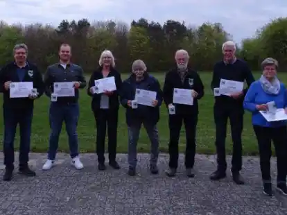 Holten sich Urkunden und Becher f&uuml;r ihre Vereinstreue ab (von links): G&uuml;nter Scholte, Olaf R&ouml;nnau, Nico Scholte, Vera Beenken, Uwe Kaiser, Heinz Scholte, Norbert Beenken, Resi Cordes und Eckart Cordes.