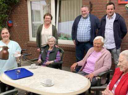 Kaffeepause im Wohn- und Pflegeheim &bdquo;To Huus&ldquo; (von links): Mezgine Akbulut, Acky Kassens, Helga Stolz, Ludger Reil, Helene Pettendrup, J&ouml;rg Stratmann und Ingrid Klein.