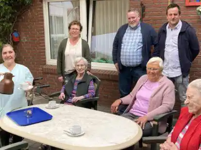 Kaffeepause im Wohn- und Pflegeheim &bdquo;To Huus&ldquo; (von links): Mezgine Akbulut, Acky Kassens, Helga Stolz, Ludger Reil, Helene Pettendrup, J&ouml;rg Stratmann und Ingrid Klein.