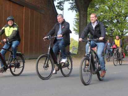 Ab aufs Rad und die Route entlanggeradelt: In D&uuml;ngstrup wurde ein Rundkurs der Fahrradroute &bdquo;Kiek in&rsquo;t Land&ldquo; eingeweiht.