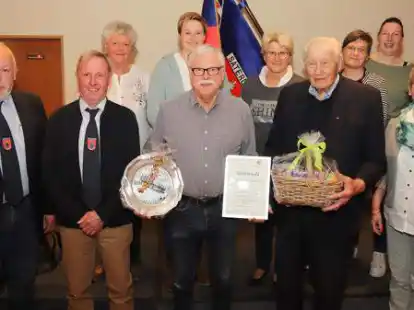 Die geehrten Mitglieder  und der Vorstand des Heimatvereins Saterland &bdquo;Seelter Buund&ldquo; (vorne von links): Antonius Kanne, Stephan  Dannebaum, Fritz Janssen, Conrad Niemeyer und Margret G&ouml;ken sowie (hinten von links) Ottmar Freymuth, Margot Tameling, Stefanie M&ouml;dden, Elisabeth Sibum,  Christel Grote,  Dagmar Heyens und Lisa Fugel.