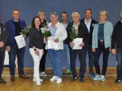 Die Vorstandsmitglieder des Hammelwarder Turnvereins zeichneten die langj&auml;hrigen Vereinsmitglieder f&uuml;r deren Treue aus.