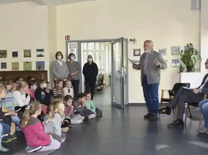 Der Plattdeutschbeauftragte des Landkreises Wesermarsch, Hans Meinen, ist neben der Plattdeutsch AG&ndash;Leiterin Anke Koopmann Herausgeber des neuen Buches &bdquo;Bello is een Held&ldquo;. Bei der Buchvorstellung in der Grundschule Moorriem trug er spontan eine Geschichte &bdquo;up Platt&ldquo; vor.