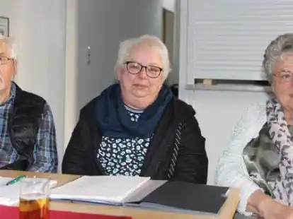 Die letzte Mitgliederversammlung beim Hoog Foor: der Vorstand mit dem 2. Vorsitzenden Bernd Schulte, der Vorsitzenden Gertrud K&ouml;nig und Sieglinde Geiken.