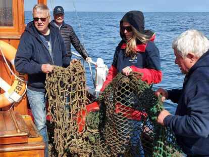 Die Ausbeute wird stolz pr&auml;sentiert.