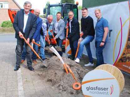 Symbolischer Start f&uuml;r den Breitband-Ausbau: Schortens&rsquo; B&uuml;rgermeister Gerhard B&ouml;hling, Bauamtsleiter Andreas B&uuml;ttler und Stellvertreter Frank Schweppe, Florian Nierke und Andreas Mayer von Glasfaser Nordwest, Philipp Nimz (Telekom) und Jens Thaden von der Baufirma KSO Nord GmbH.