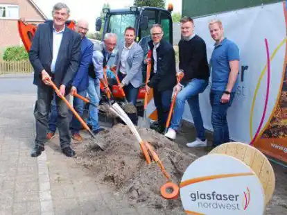 Symbolischer Start f&uuml;r den Breitband-Ausbau: Schortens&rsquo; B&uuml;rgermeister Gerhard B&ouml;hling, Bauamtsleiter Andreas B&uuml;ttler und Stellvertreter Frank Schweppe, Florian Nierke und Andreas Mayer von Glasfaser Nordwest, Philipp Nimz (Telekom) und Jens Thaden von der Baufirma KSO Nord GmbH.