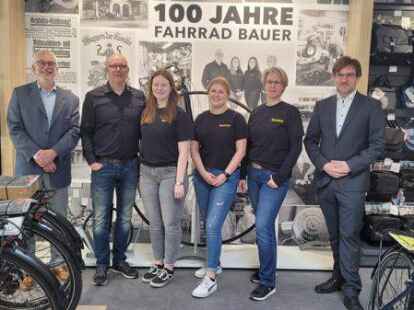 Gl&uuml;ckw&uuml;nsche zum Jubil&auml;um (von links): Wirtschaftsf&ouml;rderer J&uuml;rgen Mayer, Matthias, Emilie, Pauline und Bianca Bauer sowie B&uuml;rgermeister Nils Siemen