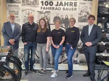 Gl&uuml;ckw&uuml;nsche zum Jubil&auml;um (von links): Wirtschaftsf&ouml;rderer J&uuml;rgen Mayer, Matthias, Emilie, Pauline und Bianca Bauer sowie B&uuml;rgermeister Nils Siemen