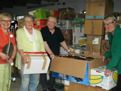 Vier Frauen von der Rum&auml;nienhilfe Oldenburg-Rastede in ihrem neuen Lager in der Fladderstra&szlig;e in Wardenburg