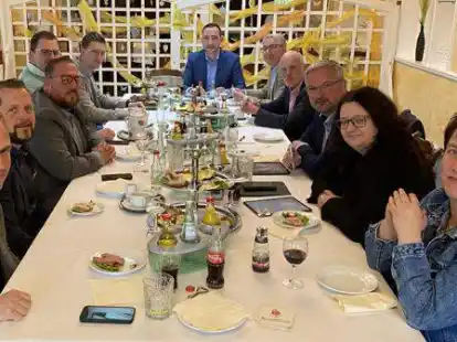 Vertreter des Vorstands des Vereins reisender Schausteller Ostfriesland trafen sich mit der Spitze der SPD im Kreis Leer zu einem Gedankenaustausch.