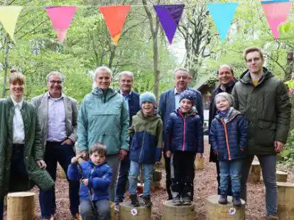 Siegfried B&ouml;ckmann (Gesch&auml;ftsbereichsleiter Fr&uuml;hf&ouml;rderung und Kindergarten, 3. v. re.), Sabrina Sperling (Abteilungsleiterin Waldkindergarten, li.), die Mitarbeitenden Sarah Geerken (3. v. li.) und Tiak Elberfeld (re.) sowie die Kinder stellten den Vertretern der Gemeinde Visbek die neue Einrichtung  vor.