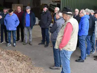 Ralf Bley (l.) informierte die Garreler M&auml;nner &uuml;ber den Hof.