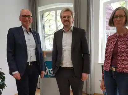 Beim Vortrag in Wardenburg: (von links) Andreas G&ouml;gel (Gesch&auml;ftsf&uuml;hrer der VHS Oldenburg), Prof. Dr. Nils Goldschmidt, Anne Bohlen (Leitung der Au&szlig;enstellen).