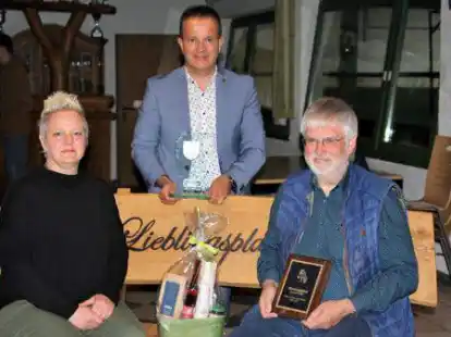 Dr. Josef Willer (rechts)  wurde feierlich und mit vielen Ehren verabschiedet: Seine Nachfolgerin Sandra L&uuml;bbe und B&uuml;rgermeister Hermann Block bedankten sich beim ehemaligen Vorsitzenden f&uuml;r die engagierte Arbeit.