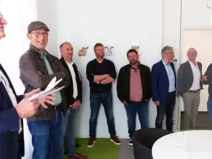 Rundgang durch die neuen R&auml;umlichkeiten: J&uuml;rgen Kikker vom Vorstand (links) f&uuml;hrte die G&auml;ste umher.