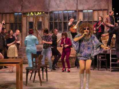 Live-Musik mit Esther Filly bietet das niederdeutsche Schauspiel &bdquo;Soul Kitchen&ldquo; auf der August-Hinrichs-B&uuml;hne in Oldenburg.