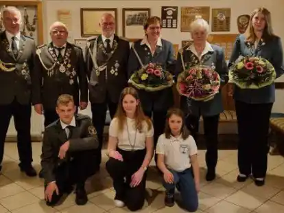 Drei Mal drei: Das neue K&ouml;nigshaus des Sch&uuml;tzenvereins Neus&uuml;dende.