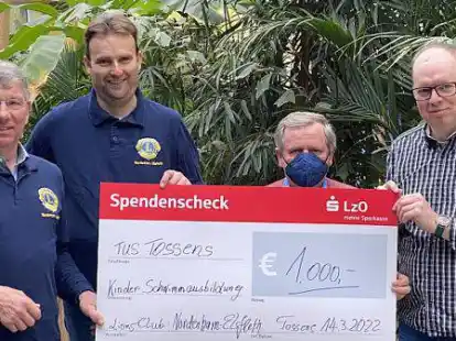 Harald Hillmer und Jan-Dierk Harbers (von links) &uuml;bergeben den Scheck an Oltmann Harms und Renke Hessenius vom TuS Tossens.