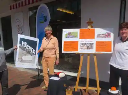 Wollen &uuml;ber unfaire Handelsstrukturen informieren: Monika Thierbach (Weltladen, von links) mit ihrer Kollegin Ulrike von Oepen und Barbara Wessels (Terre des Hommes).