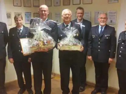 Auszeichnung f&uuml;r Wehrleute: Jens Meyer (l.) wurde f&uuml;r 25 Jahre  Mitgliedschaft geehrt. Ebenfalls mit einem Pr&auml;sentkorb wurde Brandmeister Willi Wulf f&uuml;r seine 24-j&auml;hrige T&auml;tigkeit als Schriftf&uuml;hrer bedacht.