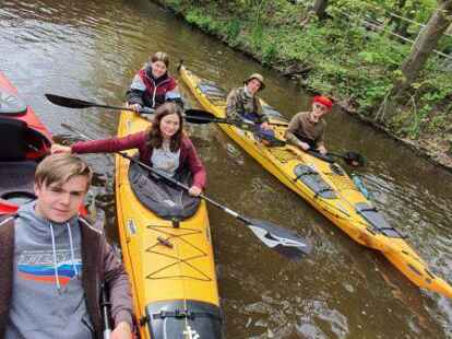 F&uuml;nf Teamer-Mitglieder der Kirche Harpstedt trainieren f&uuml;r die Weser-Tidenrallye am 28. Mai (von links): Henry Timmermann (nicht mehr dabei), Wiebke Lindenbauer (vorne), Cara-Felizitas Krumpolt (hinten), Semino Degener, Tom Hering. Nicht im Bild: Tristan Kopmann.