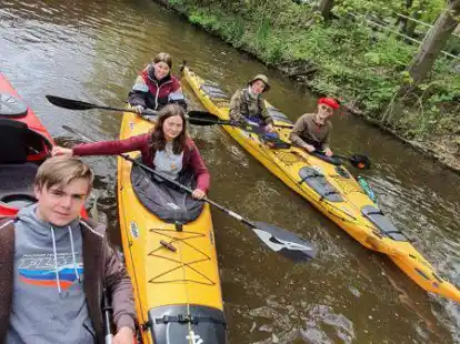 F&uuml;nf Teamer-Mitglieder der Kirche Harpstedt trainieren f&uuml;r die Weser-Tidenrallye am 28. Mai (von links): Henry Timmermann (nicht mehr dabei), Wiebke Lindenbauer (vorne), Cara-Felizitas Krumpolt (hinten), Semino Degener, Tom Hering. Nicht im Bild: Tristan Kopmann.