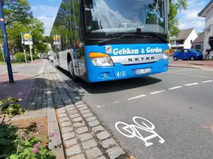 Viel zu klein, viel zu weit rechts und viel zu wenige, so die Kritik. Neu aufgemalte Piktogramme, wie hier auf der Parkstra&szlig;e, sollen darauf hinweisen, dass Radfahrer jetzt auch die Fahrbahn benutzen d&uuml;rfen.