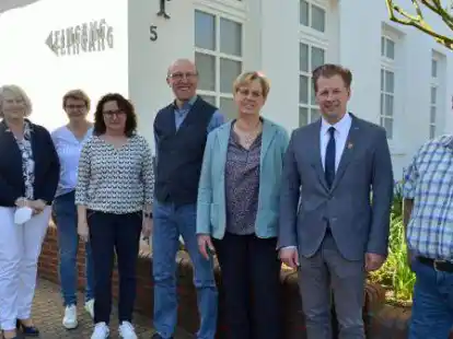 Nahmen an der Verabschiedung von Hille Bockhorst (3.v.r.) teil (v.l.): Martina Bischoff, Cornelia Sch&uuml;rmann, Heike Bentjen, Marianne Wagenaar, Ehemann Gerd Bockhorst, B&uuml;rgermeister Henning Dierks und Albert Plank.