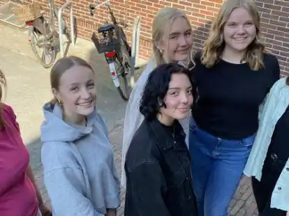 Die Koordinatorin Caroline Ludewig (links)  und die Feriencamp-Betreuerinnen  Finnja Lindloff, Louisa Mayer, Telka Poppe, Marianne Warns und Dayra Kolvenbach bereiten dieses Camp vor.