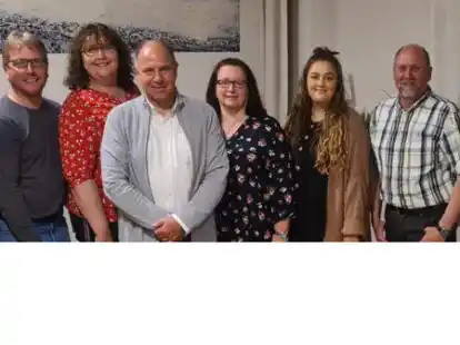 Dorfgemeinschaft Wiefels: Vorstandsteam von links:  Saskia Behrens, Heiko Willms, Petra Gerdes, Thomas Bedenk, Heike Schumacher, Mariella Gatkowsky, Gerold M&ouml;llmann, Tanja Schlemme