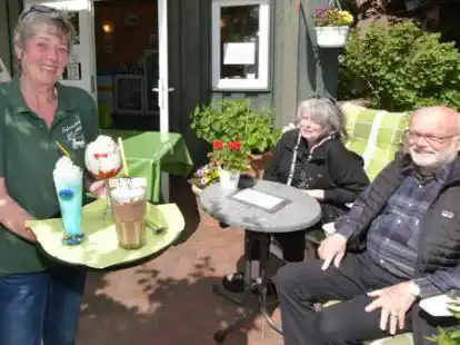 Idylle im Melkhus B&uuml;rstel: Wirtin Waltraud Lamers bedient Monika Gierke-Ahrens und Reinhold Ahrens auf der Terrasse.