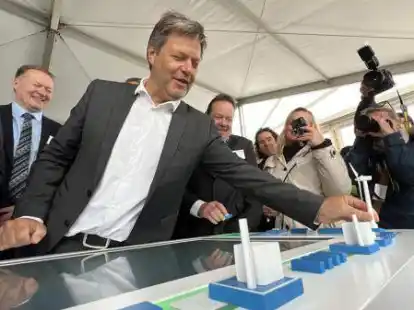 Leser Dr. Hans Hortig kritisiert die Regierung f&uuml;r den schnellen Bau des LNG-Terminals in Wilhelmshaven. Wirtschaftsminister Robert Habeck (Gr&uuml;ne) war zur Vertragsunterzeichnung zu Gast in der Jadestadt.